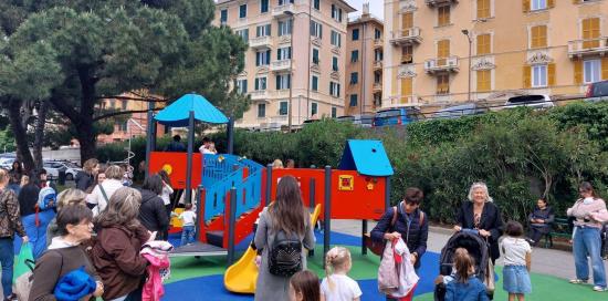 L'area gioco "presa d'assalto" da bimbi e famiglie subito dopo il taglio del nastro
