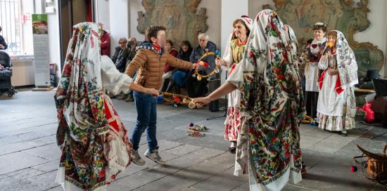 Un bimbo balla insieme a figuranti in abiti della tradizione