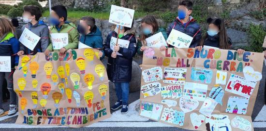 bambini con catelli variopinti sul tema della manifestazione