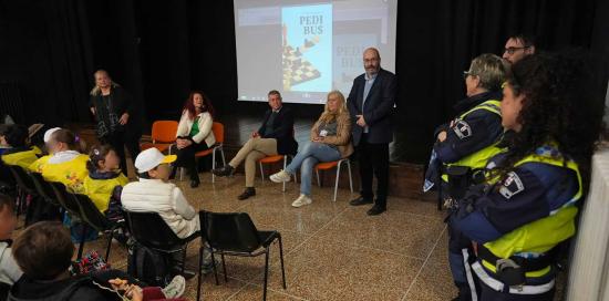 Un momento della festa al teatro Iqbal: presente anche la presidente di Municipio Simona Cosso