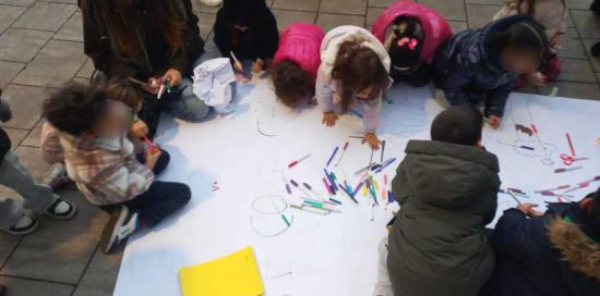 Bimbi impegnati a colorare