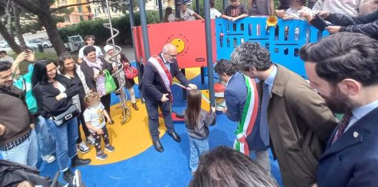Il momento del taglio del nastro affidao ad una bimba del quartiere