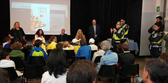 Una agente della Polizia Locale, durante la festa, spiega ai più piccolo ruolo e importanza dei "vigili"
