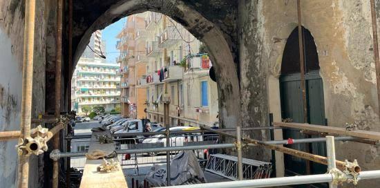 Fase di allestimento dei ponteggi sotto il "voltino" di via XVIII Fanciulli, a Pegli
