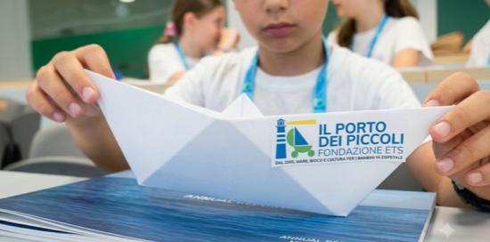 Una barchetta di carta con il logo de Il Porto dei Piccoli Una barchetta di carta con il logo de Il Porto dei Piccoli