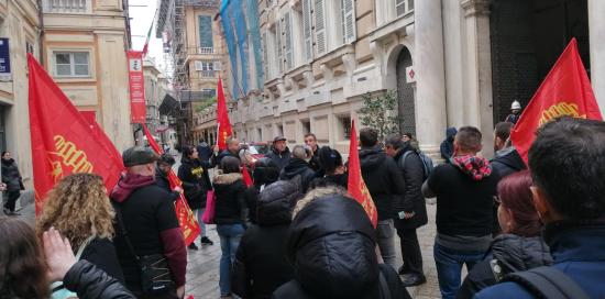 manifestanti con bandiere in via garibaldi