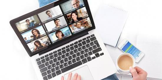 immagine di computer e chat