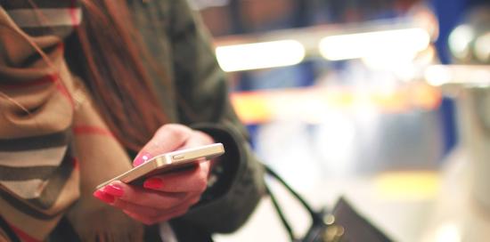 ragazza con cellulare in mano