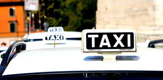 I tettucci di alcuni taxi incolonnati (foto di Johannes Krasser da Pixabay) I tettucci di alcuni taxi incolonnati (foto di Johannes Krasser da Pixabay)