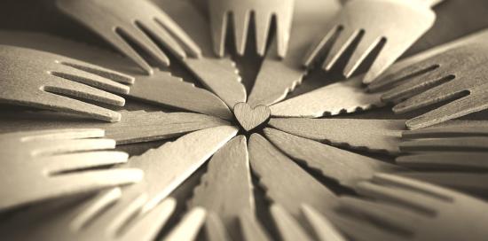 Posate disposte a cerchio con un piccolo cuore al centro