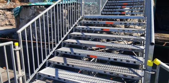 la nuova scala di accesso agli ex Capo Marina - foto dal basso