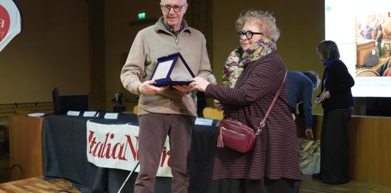 Il fotografo Alberto Menna premiato da Antonella Caroli di Italia Nostra