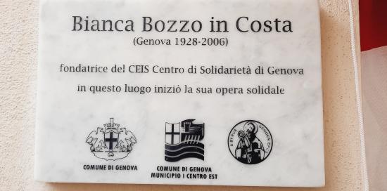 La targa con la dedica "fondatrice del CEIS Centro di Solidarietà di Genova, in questo luogo iniziò la sua opera solidale"