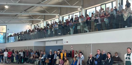 La tribuna della piscina durante la cerimonia di inaugurazione