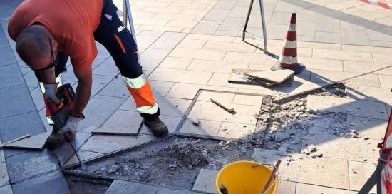 Lavori in corso su un tratto sconnesso di passeggiata