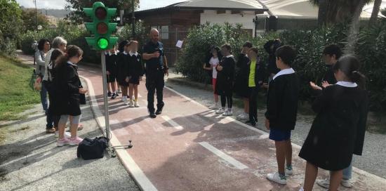 Un momento della lezione di educazione stradale tenuta dagli operatori di Polizia Locale