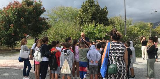 Un momento della lezione di educazione stradale tenuta dagli operatori di Polizia Locale 2