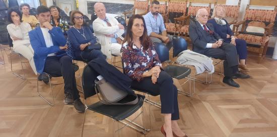 assessore Rosso e persone sedute in salone di rappresentanza