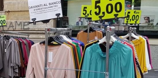 maglie esposte su banco di mercato all'aperto