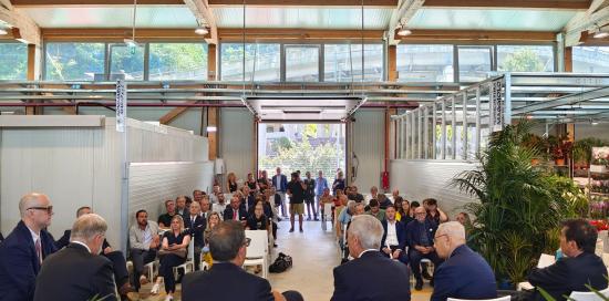 la conferenza stampa all'interno del mercato