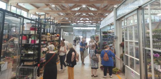 persone tra i banchi del nuovo mercato  Florovivaistico