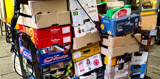 raccolta cassette in fase di svuotamento in area mercatale