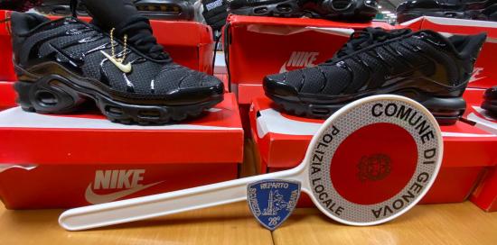 Dettaglio scarpe sequestrate
