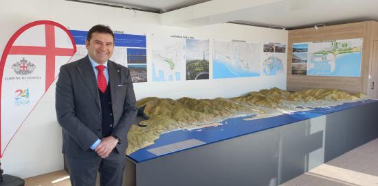 mipim mascia, in posa davanti al plastico