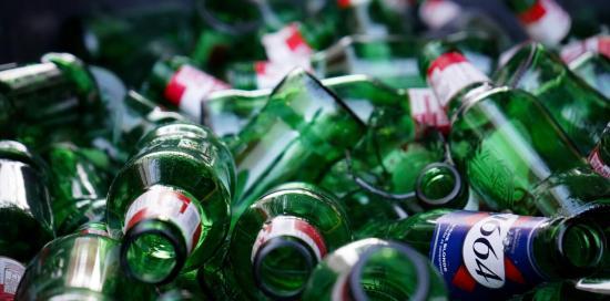 Un "tappeto" di bottiglie di birra Un "tappeto" di bottiglie di birra