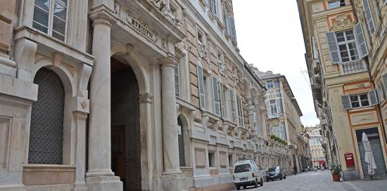 scorcio prospettico  di via Garibaldi con, a sinistra, l'ingresso di palazzo Tursi
