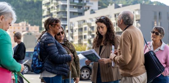 L'assessora Coppola nei pressi del ponte Martin. Davanti a lei la vicepresidente di Municipio Claudia Benassi