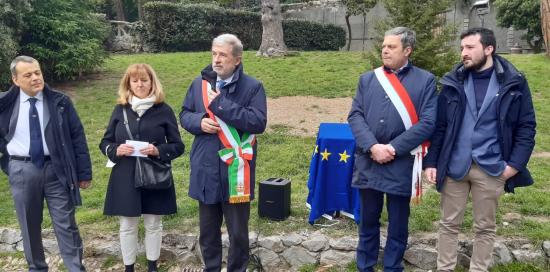 Sindaco con fascia, autorità e parenti sul prato di villa Gruber