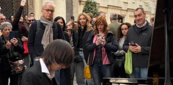 La sindaca Salis assiste all'omaggio musicale a Gino Paoli