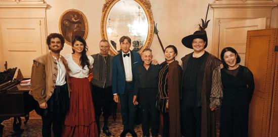 foto di gruppo cantanti in costume