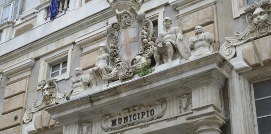 frontone dell'ingresso di palazzo Tursi