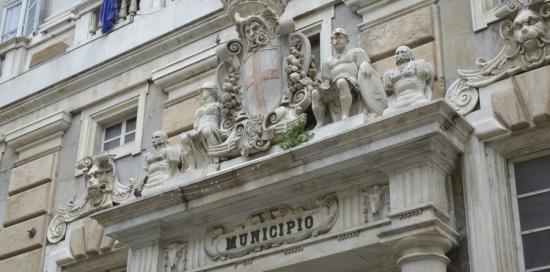 frontone dell'ingresso di palazzo Tursi