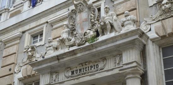 frontone dell'ingresso di palazzo Tursi