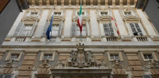 Facciata di Palazzo Tursi con le bandiere esposte