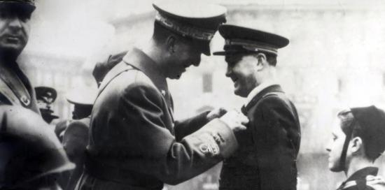 Giorgio Parodi insignito di una medaglia da Re Umberto