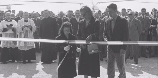 La figlia Marina che inaugura la scuola di volo Giorgio Parodi, vicino a lei l’allora presidente dell’Aeroclub la Marchesa Carina Negrone, che fu allieva di Parodi