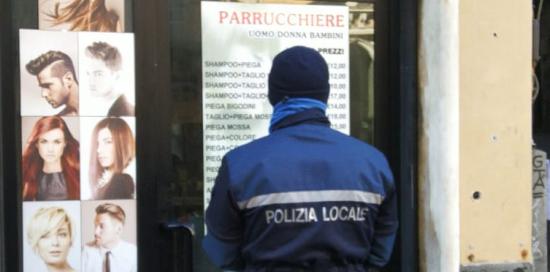 chiuso parrucchiere da polizia locale