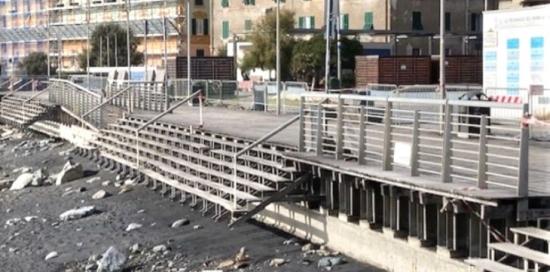 foto di una porzione della passeggiata di Voltri scattata dalla spiaggia