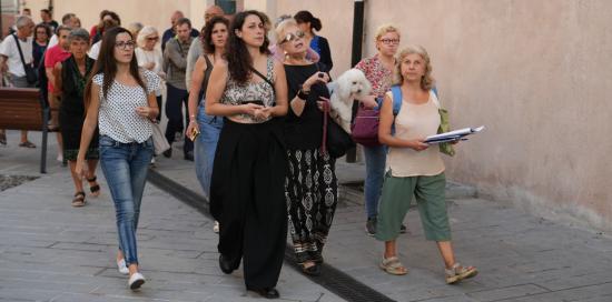 La assessora Coppola "guida" i partecipanti alla passeggiata lungo il percorso nel centro storico di Sampierdarena La assessora Coppola "guida" i partecipanti alla passeggiata lungo il percorso nel centro storico di Sampierdarena