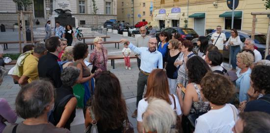 I partecipanti alla passeggiata in piazza del Monastero per conoscere storia e architettura del sito I partecipanti alla passeggiata in piazza del Monastero per conoscere storia e architettura del sito