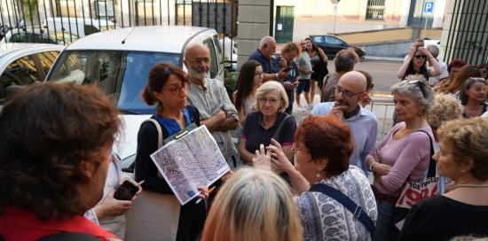 La mappa del centro storico di Sampierdarena mostrata da una funzionaria comunale ad alcuni partecipanti alla passeggiata La mappa del centro storico di Sampierdarena mostrata da una funzionaria comunale ad alcuni partecipanti alla passeggiata