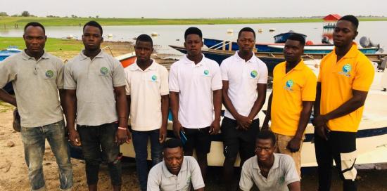 foto di gruppo dei pescatori del Togo davanti a una barca