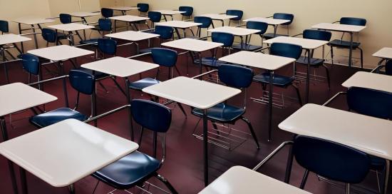 Banchi in una scuola