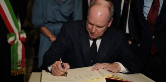 Alberto firma la pergamena