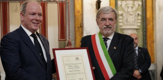 Alberto e Bucci mostrano la pergamena