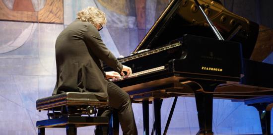 il maestro remo Anzovino al pianoforte